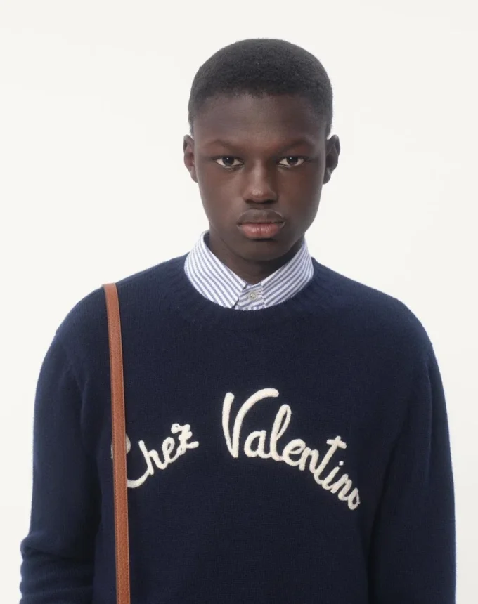 Pull en laine à col rond avec broderie Chez Valentino Pull en laine à col rond avec broderie Chez Valentino
