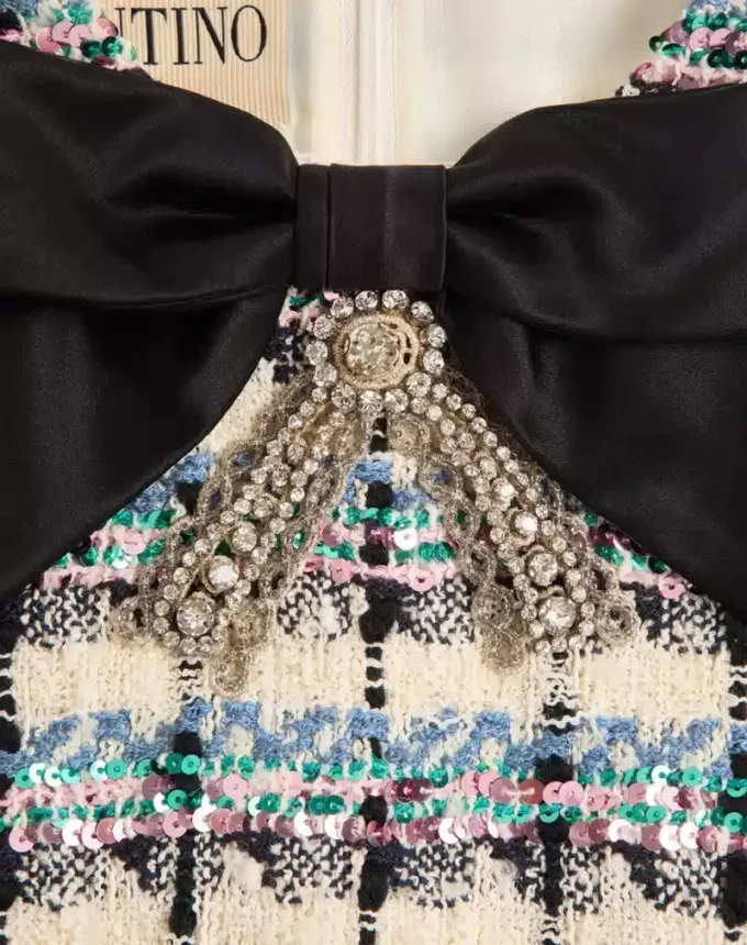 ROBE COURTE BRODÉE DE PAILLETTES EN TWEED ROBE COURTE BRODÉE DE PAILLETTES EN TWEED