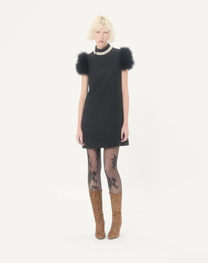 Robe courte en crêpe couture avec plumes Robe courte en crêpe couture avec plumes