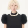 Robe courte en crêpe couture avec plumes Robe courte en crêpe couture avec plumes