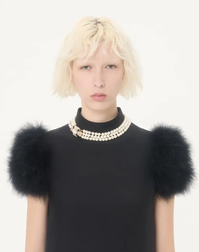 Robe courte en crêpe couture avec plumes Robe courte en crêpe couture avec plumes