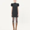 Robe courte en crêpe couture avec plumes Robe courte en crêpe couture avec plumes