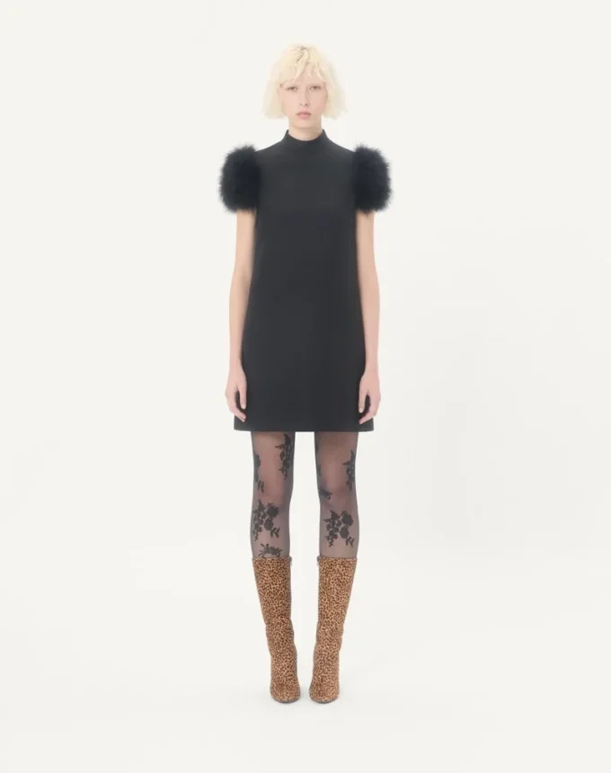 Robe courte en crêpe couture avec plumes Robe courte en crêpe couture avec plumes