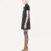 Robe courte en crêpe couture avec plumes Robe courte en crêpe couture avec plumes