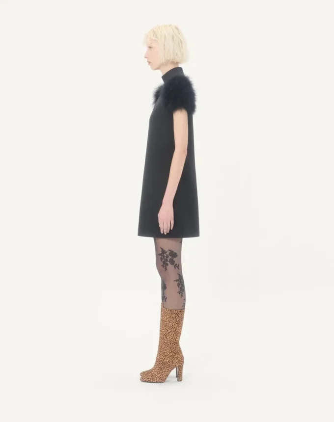 Robe courte en crêpe couture avec plumes Robe courte en crêpe couture avec plumes