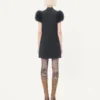 Robe courte en crêpe couture avec plumes Robe courte en crêpe couture avec plumes