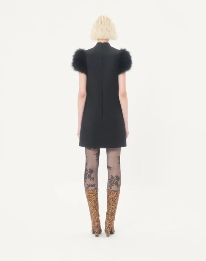 Robe courte en crêpe couture avec plumes Robe courte en crêpe couture avec plumes