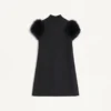 Robe courte en crêpe couture avec plumes Robe courte en crêpe couture avec plumes