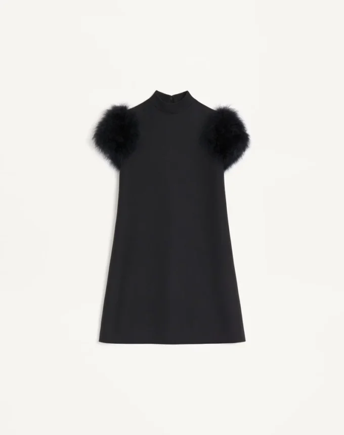Robe courte en crêpe couture avec plumes Robe courte en crêpe couture avec plumes