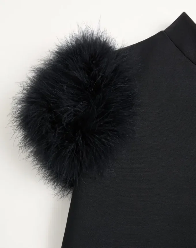 Robe courte en crêpe couture avec plumes Robe courte en crêpe couture avec plumes