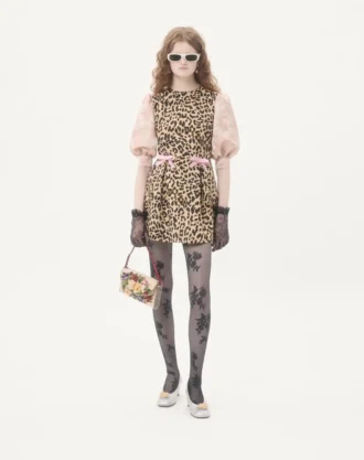 Robe courte en crêpe couture à imprimé animalier Robe courte en crêpe couture à imprimé animalier