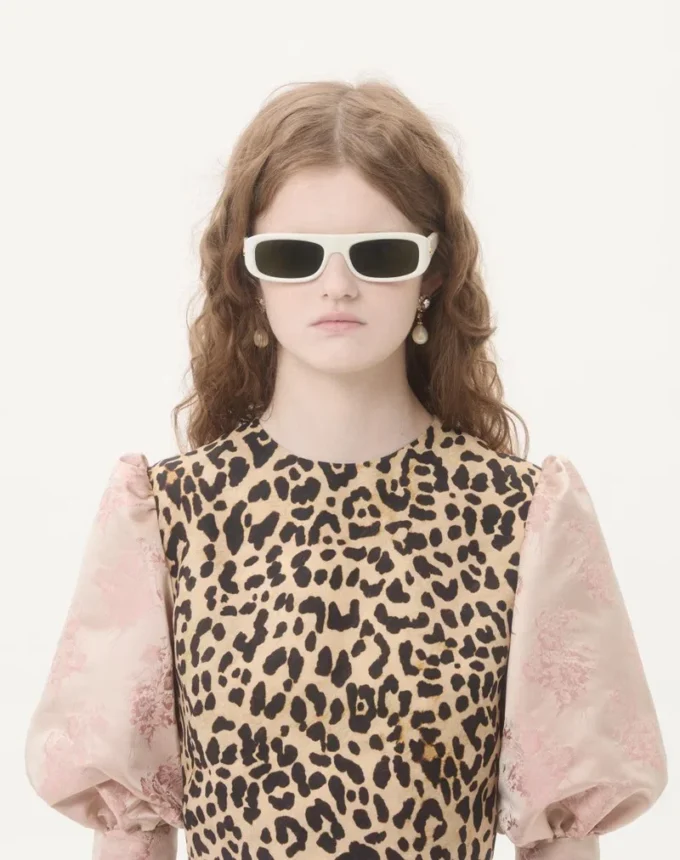 Robe courte en crêpe couture à imprimé animalier Robe courte en crêpe couture à imprimé animalier