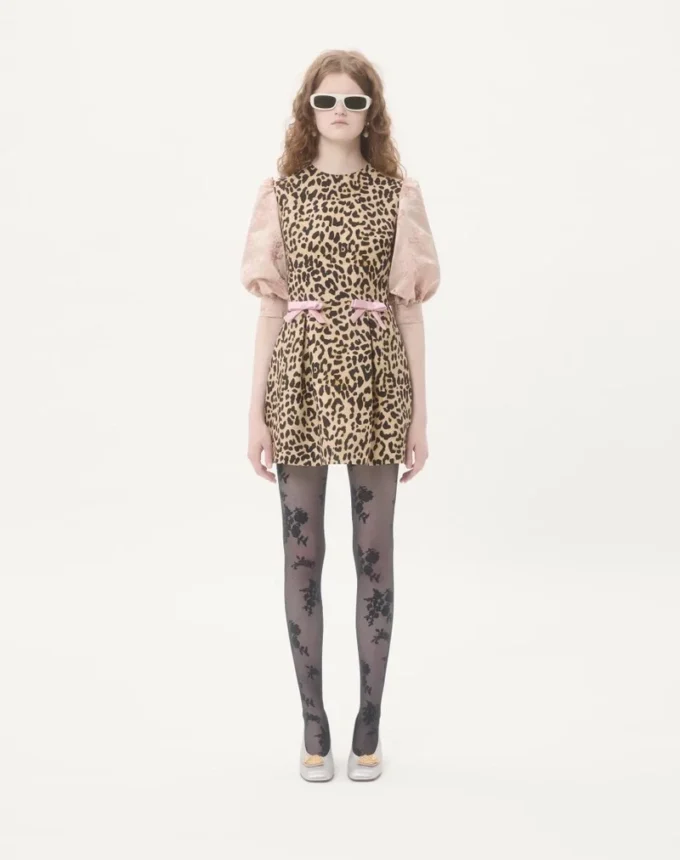 Robe courte en crêpe couture à imprimé animalier Robe courte en crêpe couture à imprimé animalier