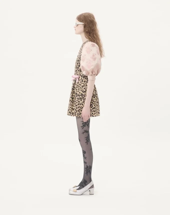Robe courte en crêpe couture à imprimé animalier Robe courte en crêpe couture à imprimé animalier