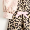 Robe courte en crêpe couture à imprimé animalier Robe courte en crêpe couture à imprimé animalier