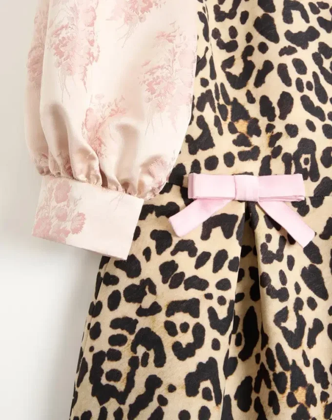 Robe courte en crêpe couture à imprimé animalier Robe courte en crêpe couture à imprimé animalier
