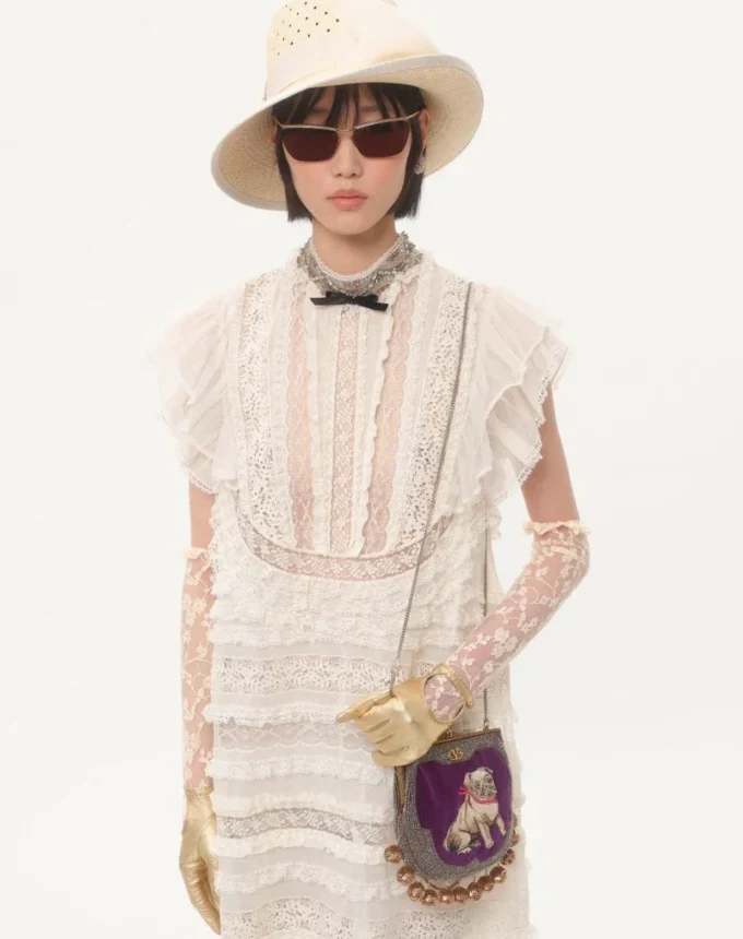 Robe courte en lin léger brodé