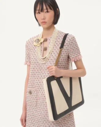 Robe courte en tweed brodé à rubans