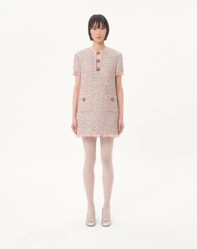 Robe courte en tweed brodé à rubans Robe courte en tweed brodé à rubans