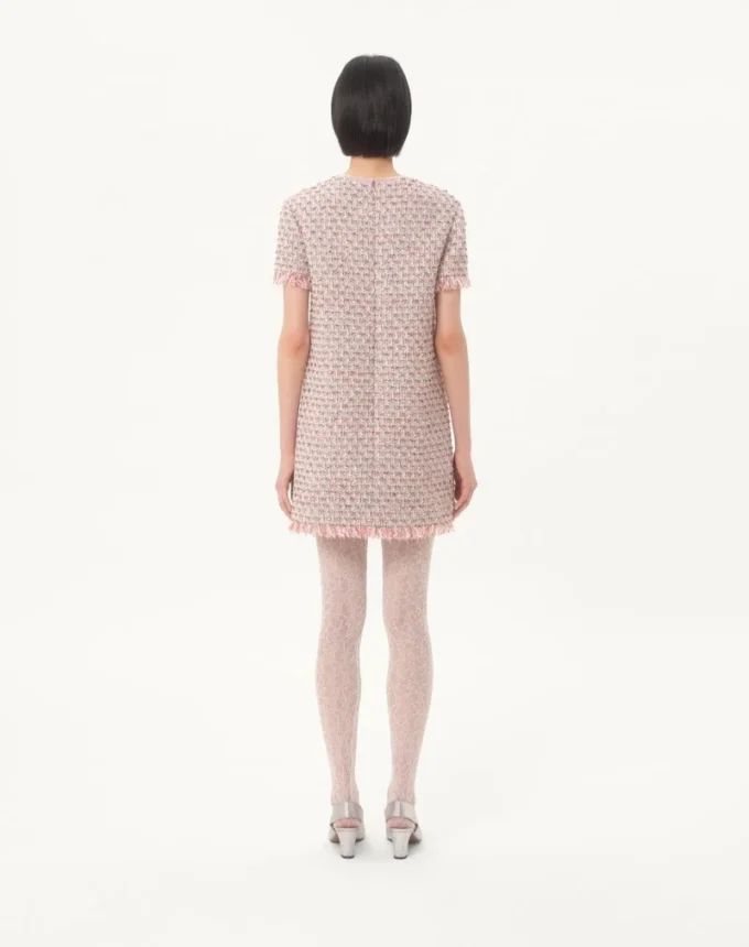 Robe courte en tweed brodé à rubans Robe courte en tweed brodé à rubans