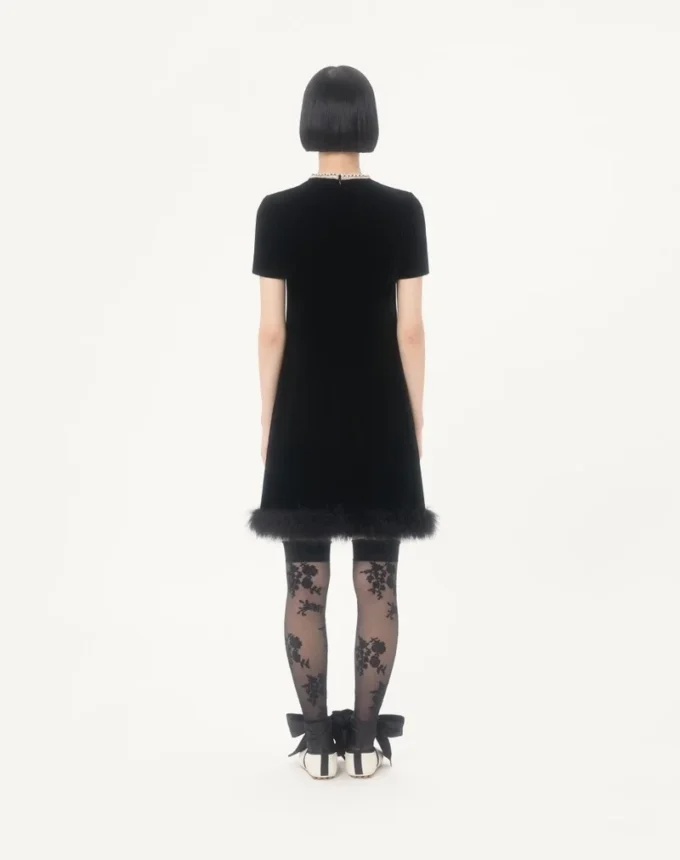 Robe courte en velours sablé brodé
