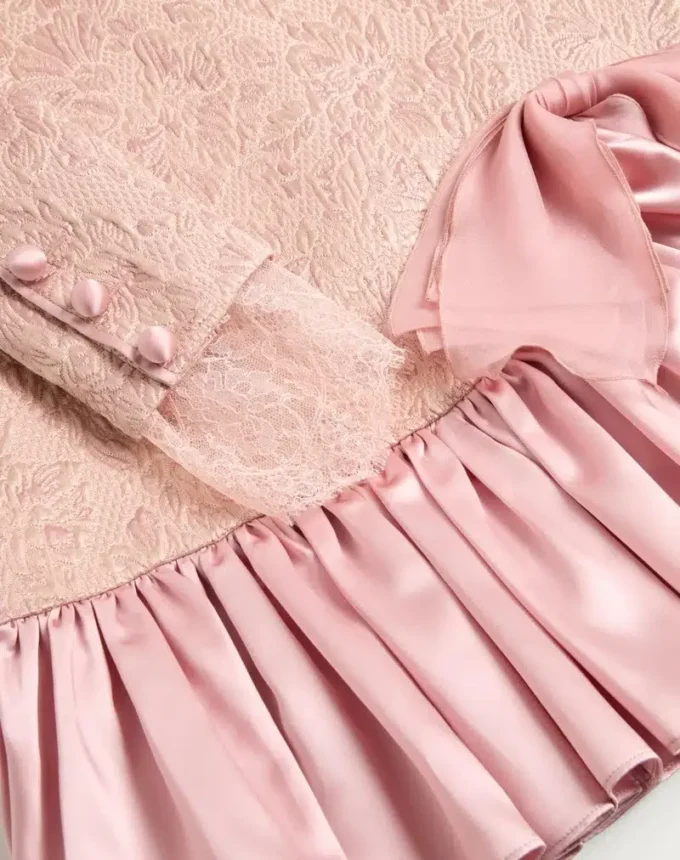 Robe courte matelassée à fleurs Robe courte matelassée à fleurs