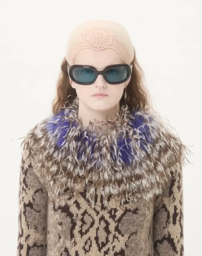 Robe en cachemire avec imprimé animalier et plumes Robe en cachemire avec imprimé animalier et plumes