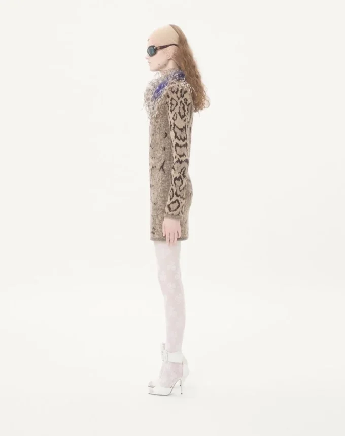Robe en cachemire avec imprimé animalier et plumes Robe en cachemire avec imprimé animalier et plumes