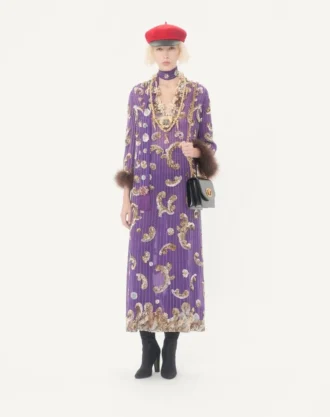 Robe en mousseline brodée avec plumes