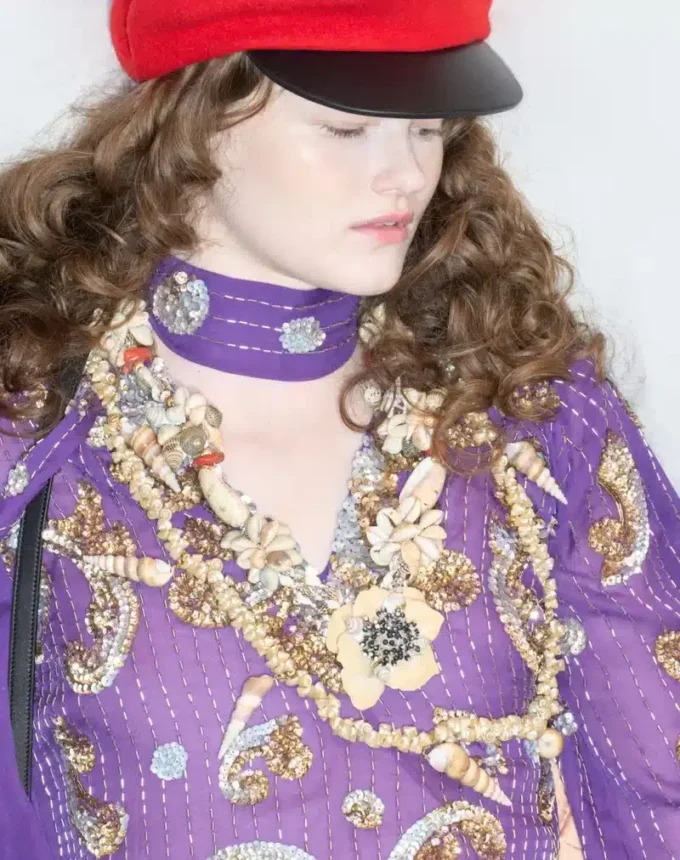 Robe en mousseline brodée avec plumes Robe en mousseline brodée avec plumes