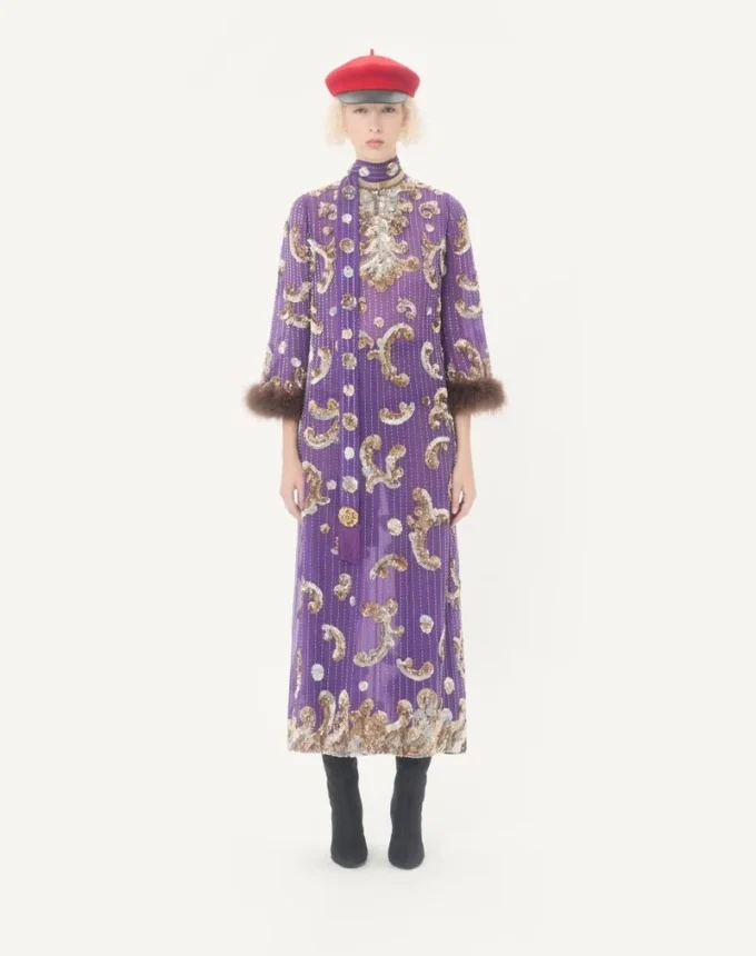Robe en mousseline brodée avec plumes Robe en mousseline brodée avec plumes