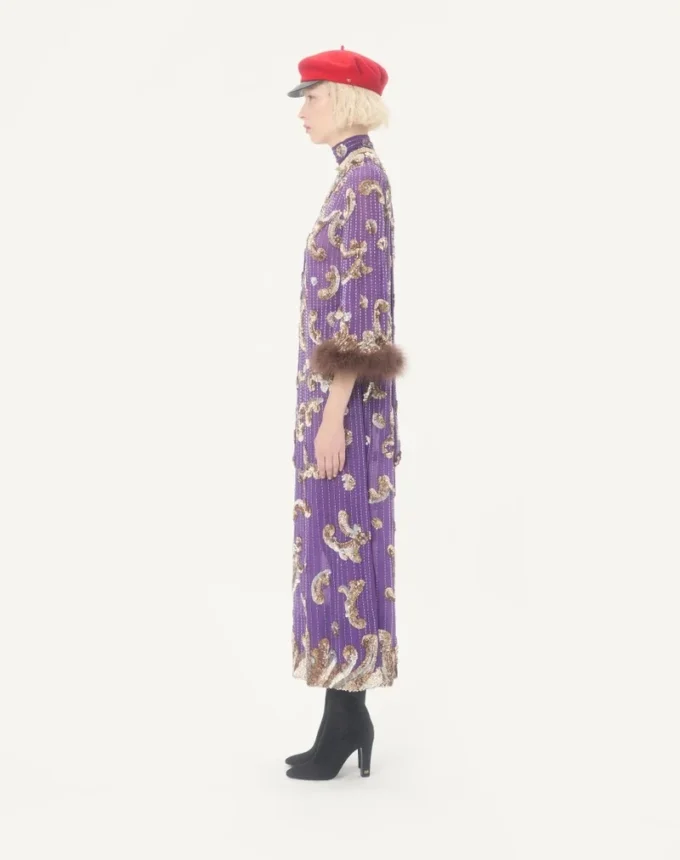 Robe en mousseline brodée avec plumes Robe en mousseline brodée avec plumes
