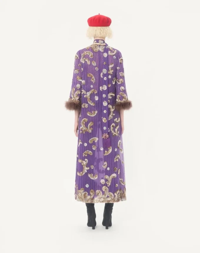 Robe en mousseline brodée avec plumes Robe en mousseline brodée avec plumes