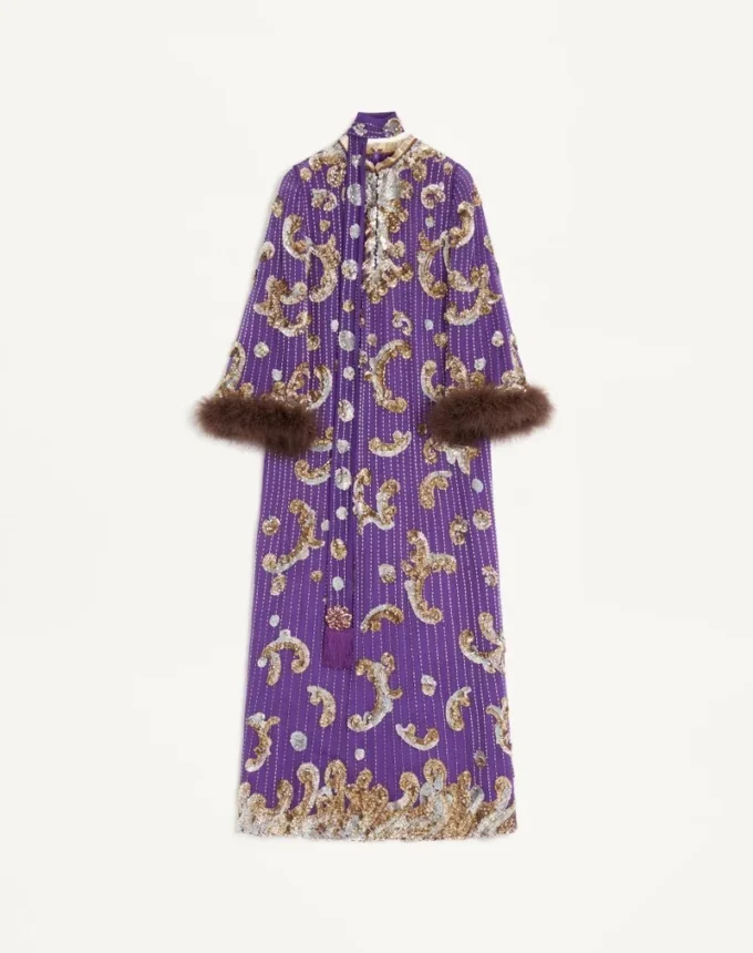 Robe en mousseline brodée avec plumes Robe en mousseline brodée avec plumes
