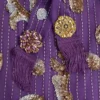 Robe en mousseline brodée avec plumes Robe en mousseline brodée avec plumes