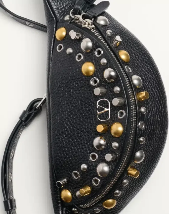 Sac banane Valentino Garavani Nellcôte en cuir de veau grainé Sac banane Valentino Garavani Nellcôte en cuir de veau grainé