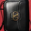 Sac à bandoulière Valentino Garavani 9To5 en cuir de veau lisse Sac à bandoulière Valentino Garavani 9To5 en cuir de veau lisse