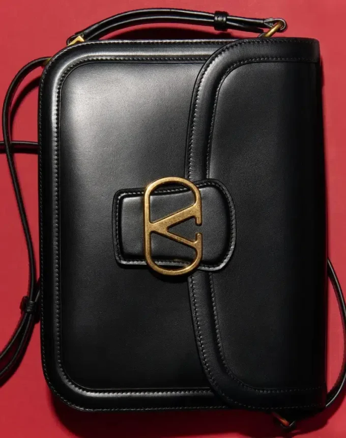 Sac à bandoulière Valentino Garavani 9To5 en cuir de veau lisse Sac à bandoulière Valentino Garavani 9To5 en cuir de veau lisse