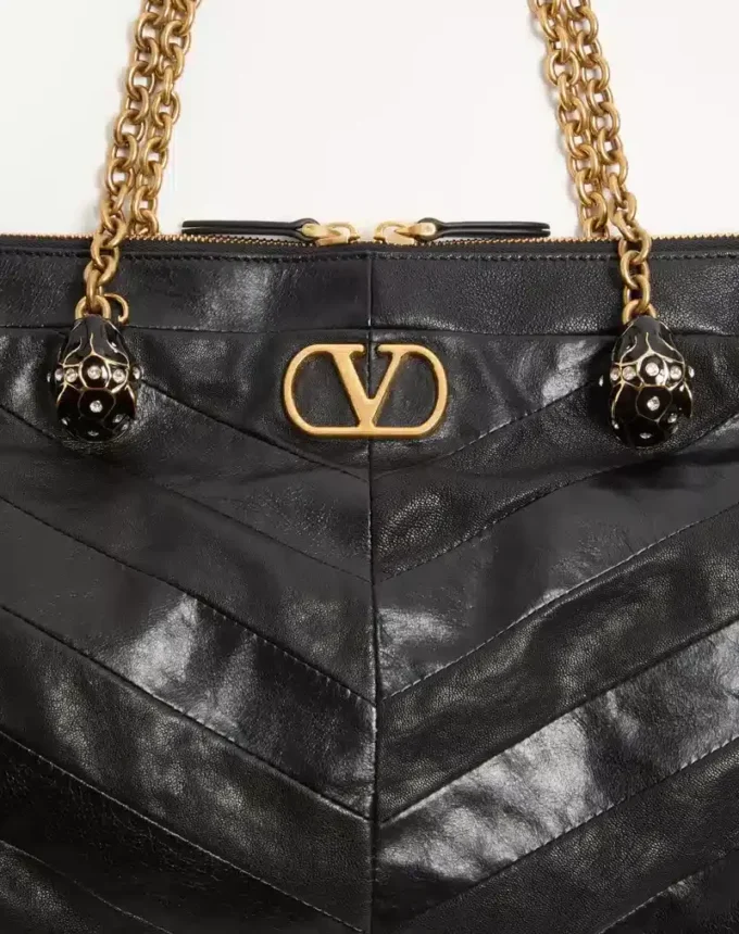 Sac à bandoulière Valentino Garavani Panthea en cuir nappa avec motif chevron Sac à bandoulière Valentino Garavani Panthea en cuir nappa avec motif chevron