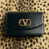 Sac à bandoulière Valentino Garavani Vain en cuir de veau brillant Sac à bandoulière Valentino Garavani Vain en cuir de veau brillant