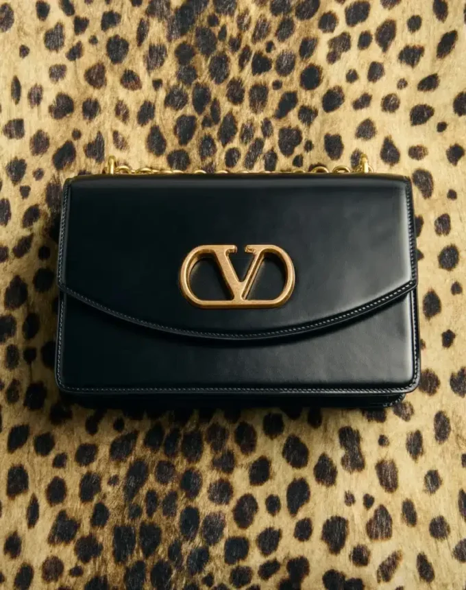 Sac à bandoulière Valentino Garavani Vain en cuir de veau brillant Sac à bandoulière Valentino Garavani Vain en cuir de veau brillant