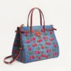 Sac cabas moyen Valentino Garavani Antibes en denim avec broderie Cherryfic Sac cabas moyen Valentino Garavani Antibes en denim avec broderie Cherryfic