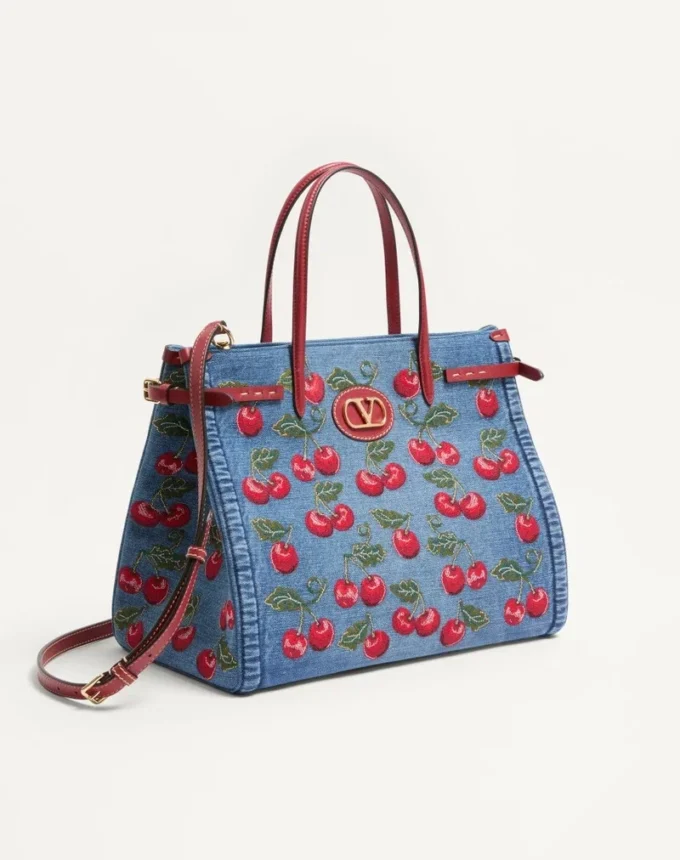 Sac cabas moyen Valentino Garavani Antibes en denim avec broderie Cherryfic Sac cabas moyen Valentino Garavani Antibes en denim avec broderie Cherryfic