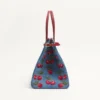 Sac cabas moyen Valentino Garavani Antibes en denim avec broderie Cherryfic Sac cabas moyen Valentino Garavani Antibes en denim avec broderie Cherryfic