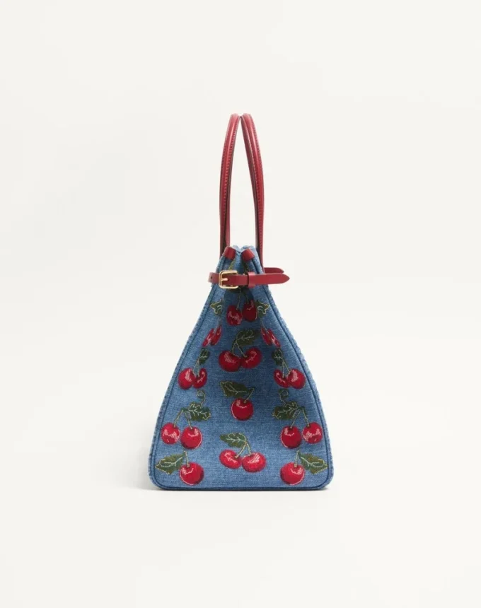 Sac cabas moyen Valentino Garavani Antibes en denim avec broderie Cherryfic Sac cabas moyen Valentino Garavani Antibes en denim avec broderie Cherryfic