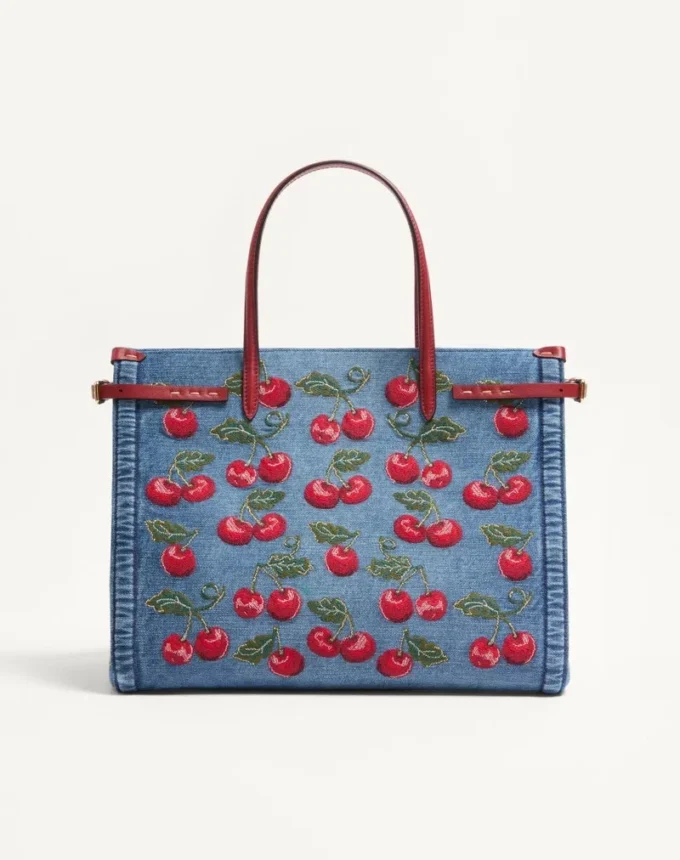 Sac cabas moyen Valentino Garavani Antibes en denim avec broderie Cherryfic Sac cabas moyen Valentino Garavani Antibes en denim avec broderie Cherryfic