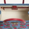 Sac cabas moyen Valentino Garavani Antibes en denim avec broderie Cherryfic Sac cabas moyen Valentino Garavani Antibes en denim avec broderie Cherryfic
