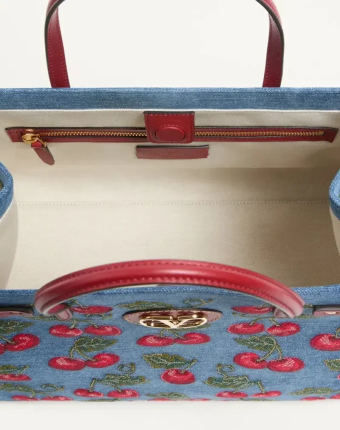 Sac cabas moyen Valentino Garavani Antibes en denim avec broderie Cherryfic Sac cabas moyen Valentino Garavani Antibes en denim avec broderie Cherryfic