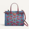 Sac cabas moyen Valentino Garavani Antibes en denim avec broderie Cherryfic Sac cabas moyen Valentino Garavani Antibes en denim avec broderie Cherryfic
