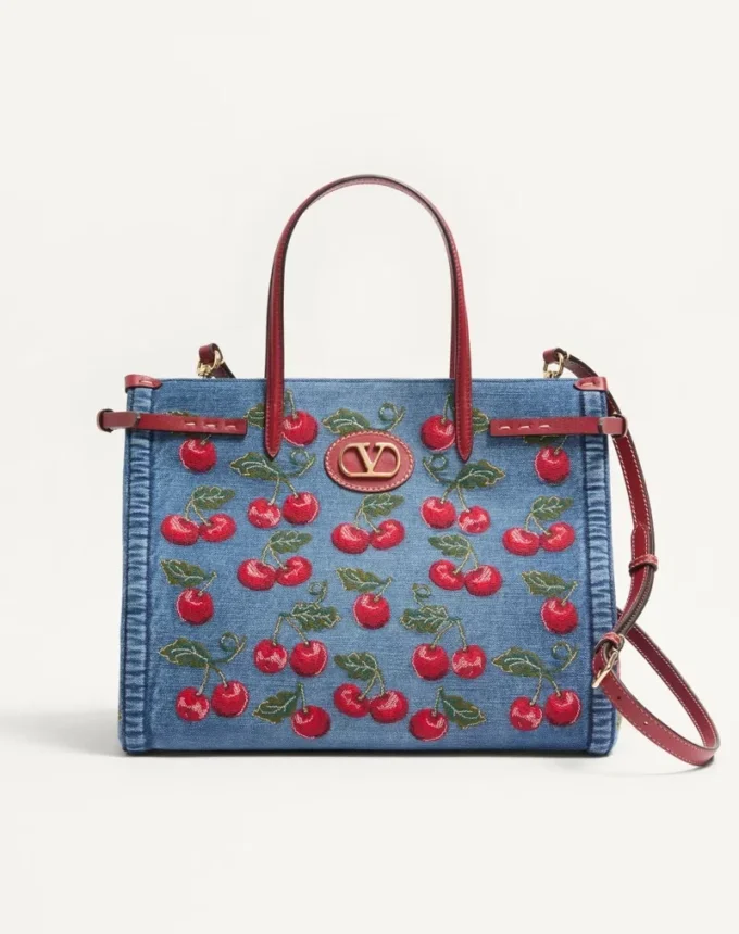 Sac cabas moyen Valentino Garavani Antibes en denim avec broderie Cherryfic Sac cabas moyen Valentino Garavani Antibes en denim avec broderie Cherryfic